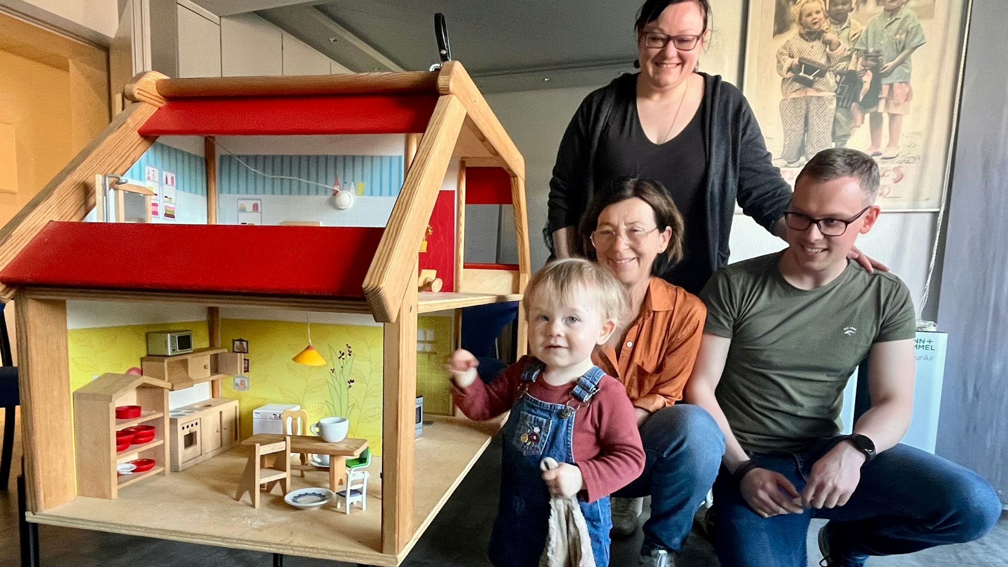 Drei Erwachsene mit einem Kleinkind