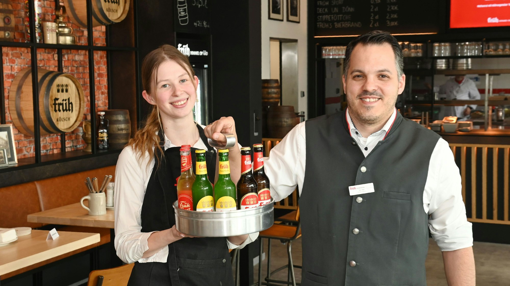 Das Bild zeigt den Restaurantleiter Mario Mei und seine Angestellte Chiara im „Himmel op Ääd“.
