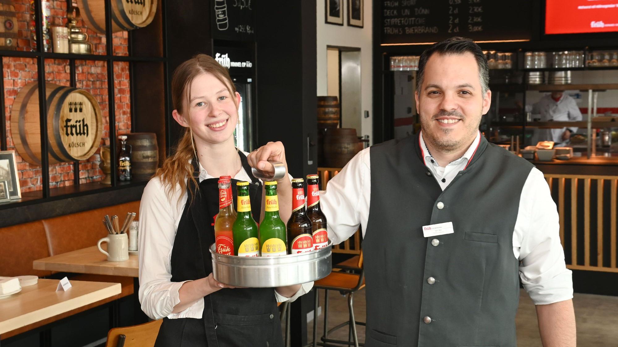 Das Bild zeigt den Restaurantleiter Mario Mei und seine Angestellte Chiara im „Himmel op Ääd“.