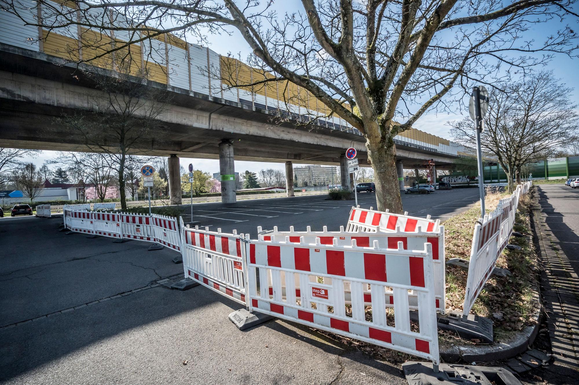 Die Untersuchung des Betons der Stelze hat begonnen. Foto: Ralf Krieger