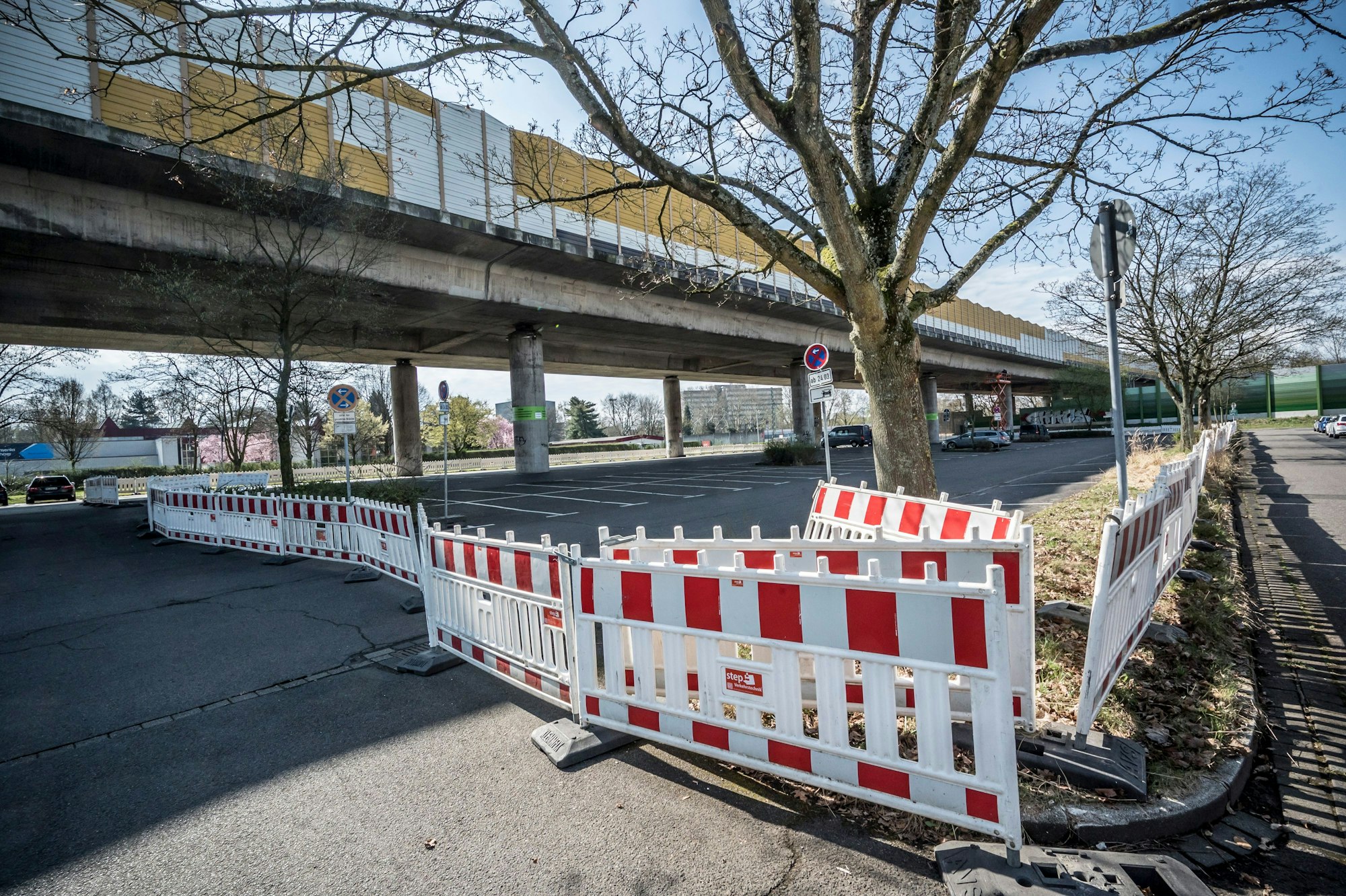 Die Untersuchung des Betons der Stelze hat begonnen. Foto: Ralf Krieger