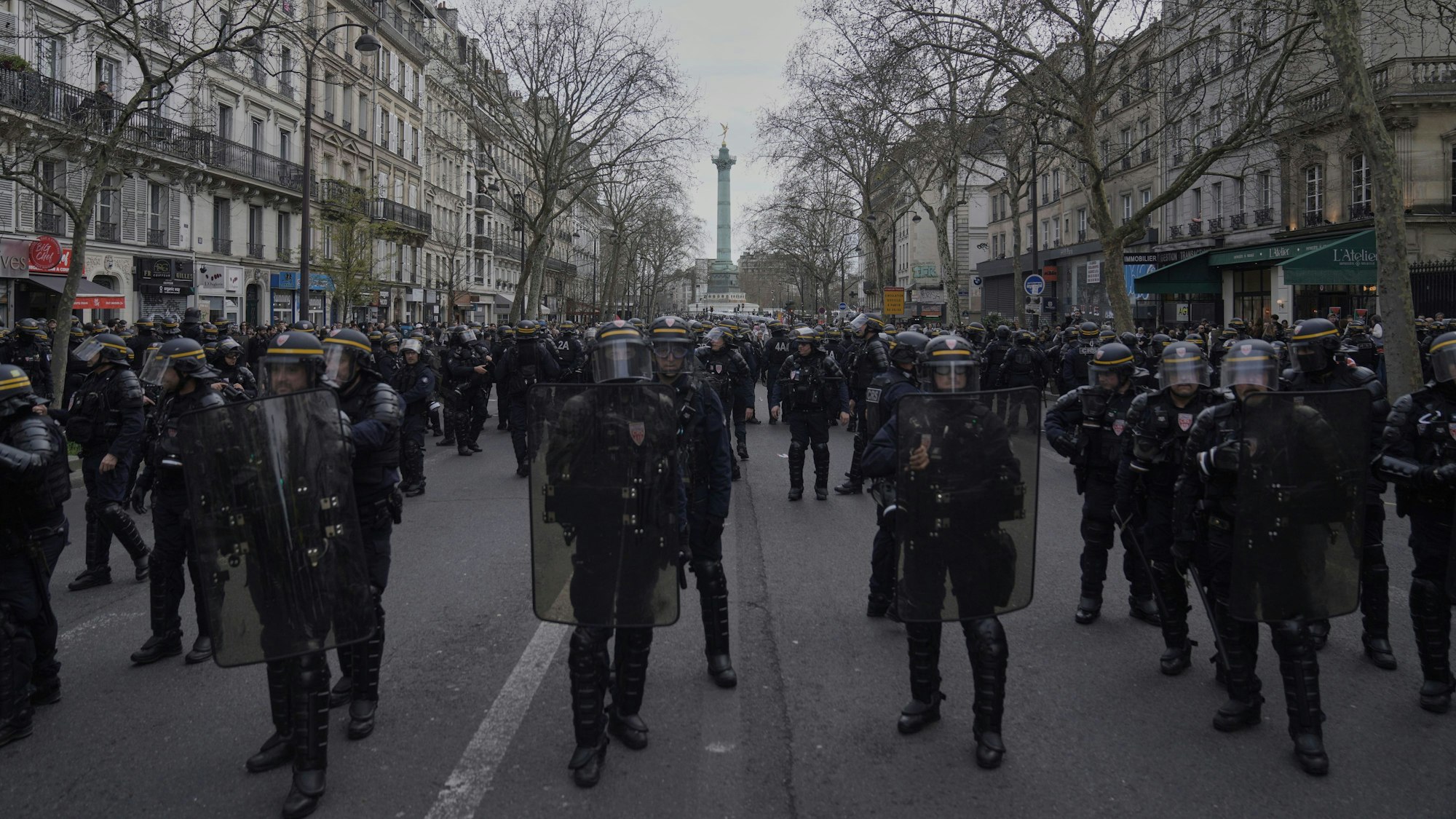 22.03.2025, Frankreich, Paris: Polizisten der Bereitschaftspolizei stehen anlässlich des internationalen Tages gegen Rassismus und Faschismus in Paris auf einer Straße.
