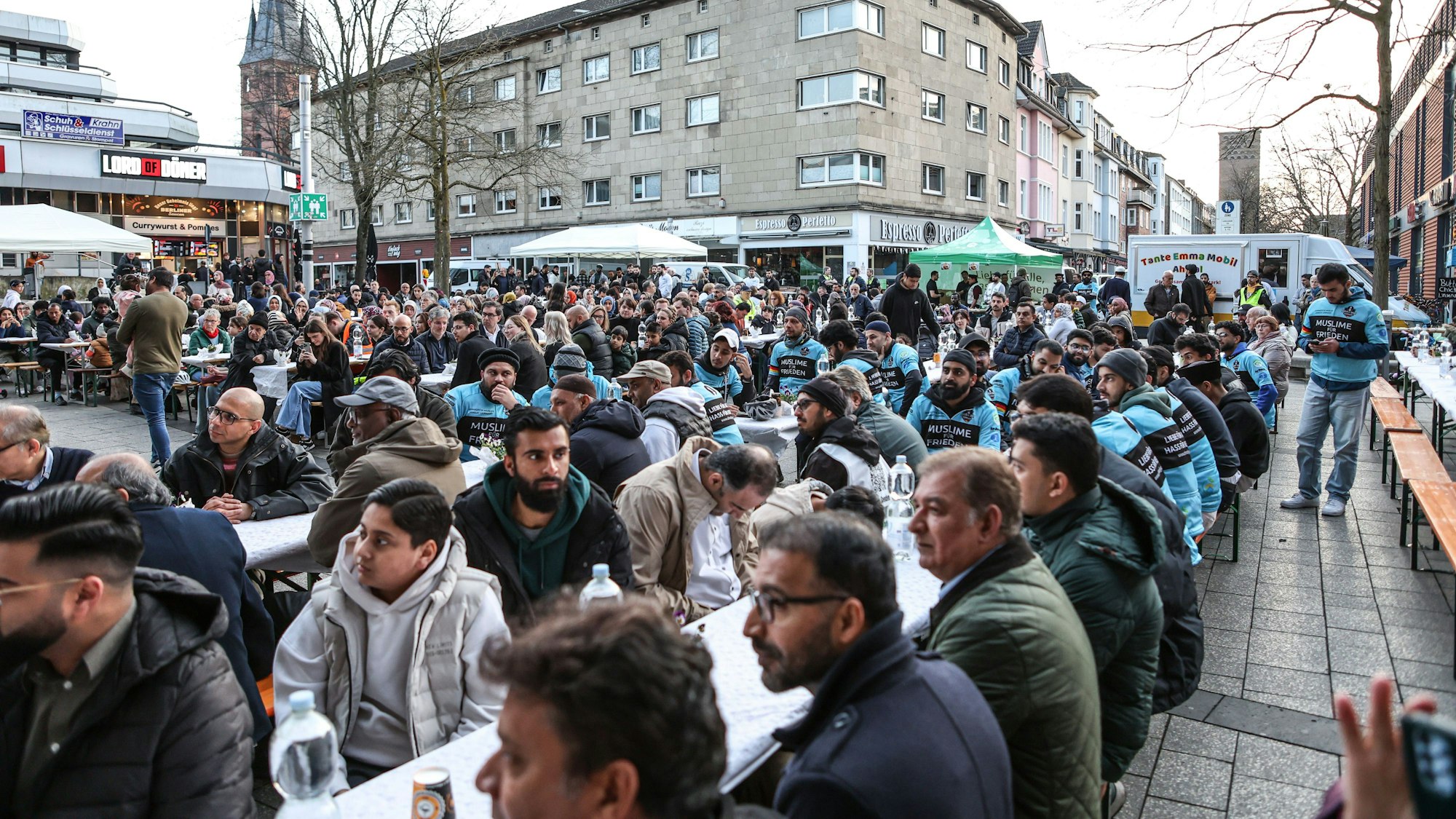 Der Integrationsrat hat inzwischen zweimal ein gemeinsames Fastenbrechen vor dem Rathaus organisiert.