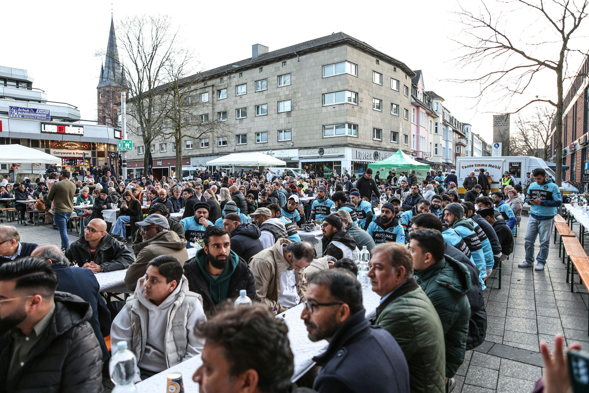 Der Rathaus-Vorplatz war voll.