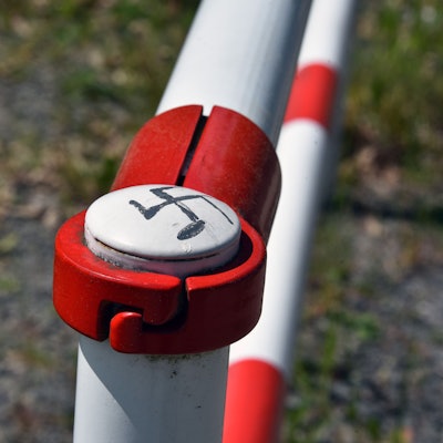 Schmierereien von Nazisymbolen auf einer Schranke