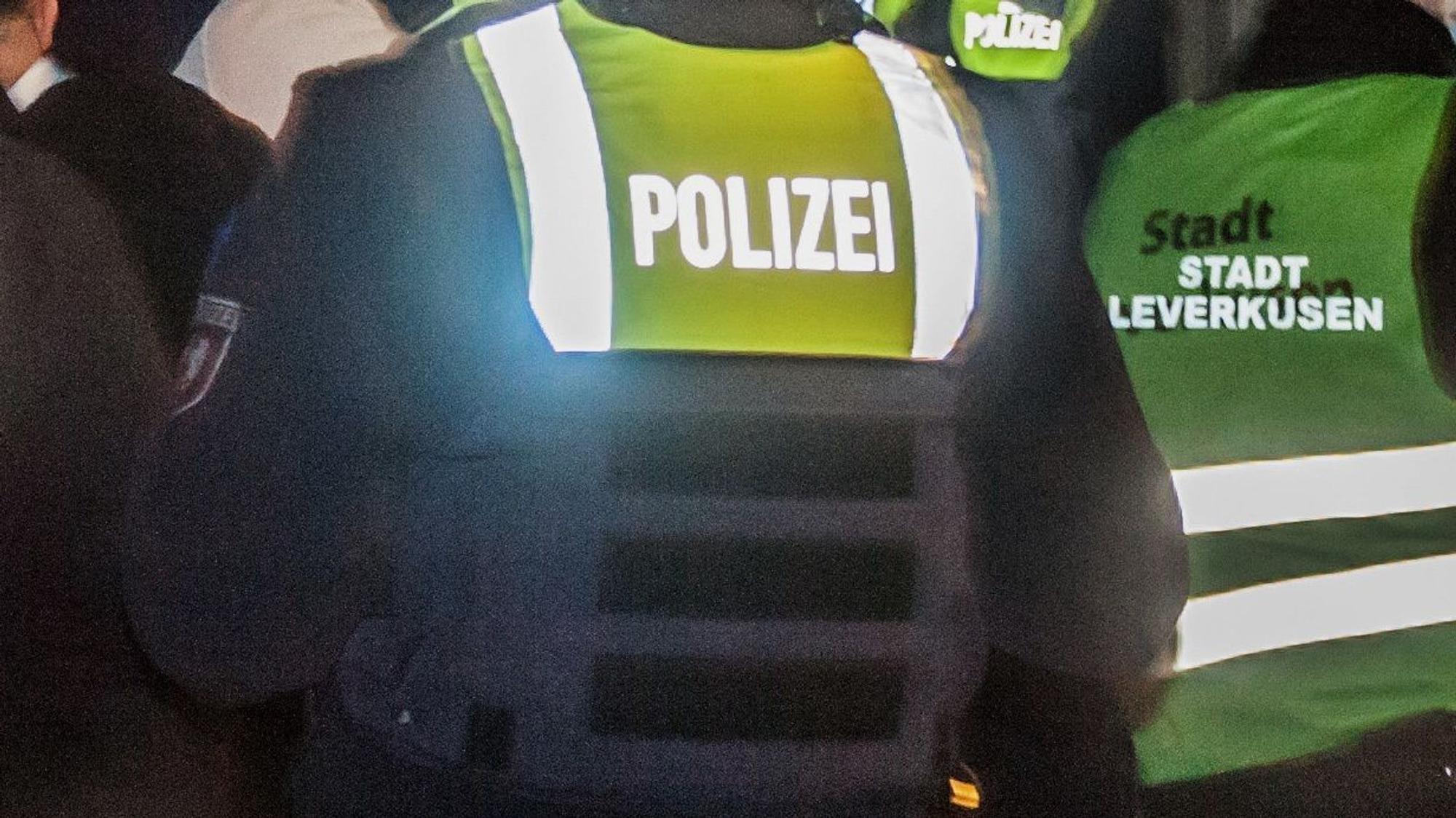 In Leverkusen waren der Kommunale Ordnungsdienst, die Ausländerbehörde, das Jobcenter, die Stabsstelle Bandenkriminalität, das Bürgerbüro, der Zoll, die Polizei und die Feuerwehr im Einsatz. (Symbolbild)