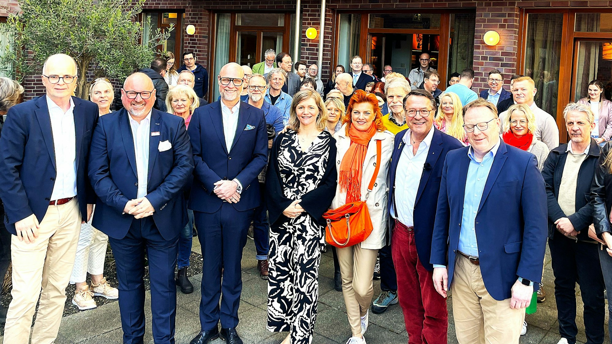 Gruppe von Menschen in einem Innenhof