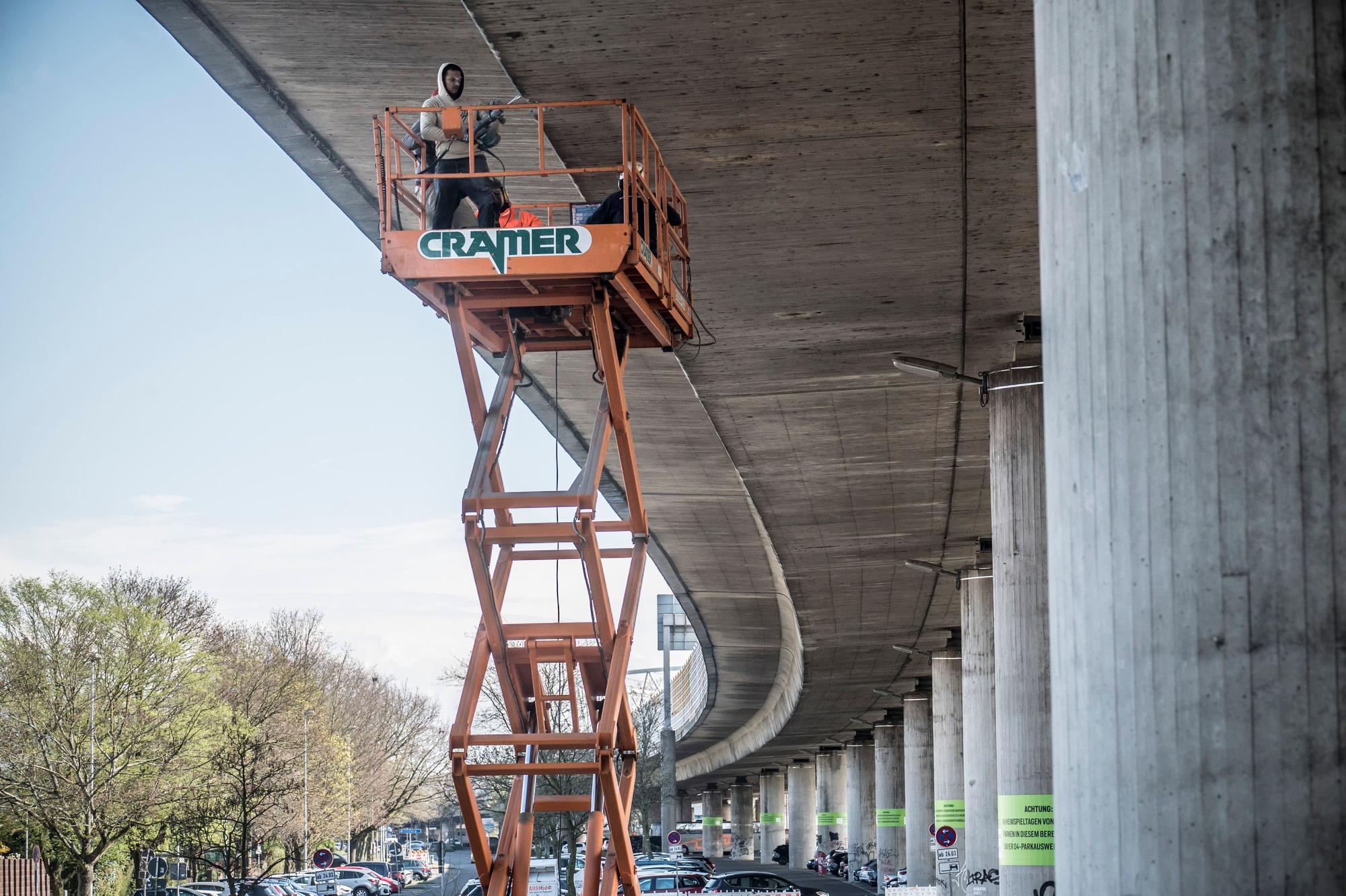 Die Untersuchung des Betons der Stelze hat begonnen. Foto: Ralf Krieger
