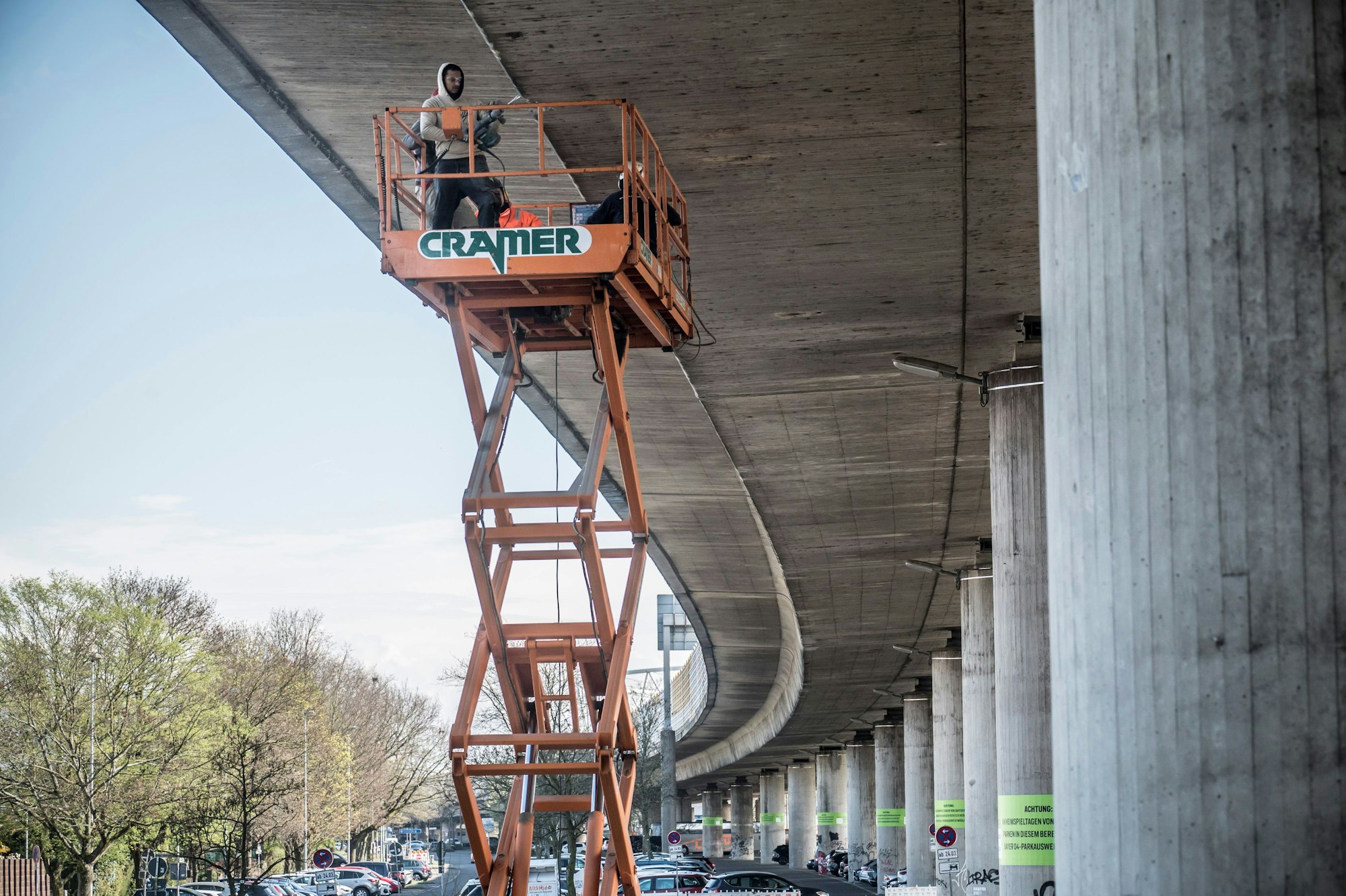 Die Untersuchung des Betons der Stelze hat begonnen. Foto: Ralf Krieger