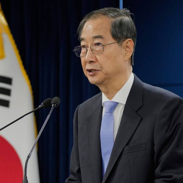 24.03.2025, Südkorea, Seoul: Han Duck Soo, Premierminister von Südkorea, spricht während eines Briefings im Regierungskomplex in Seoul, Südkorea. Foto: Ahn Young-joon/AP Pool/dpa +++ dpa-Bildfunk +++