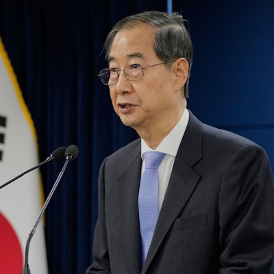 24.03.2025, Südkorea, Seoul: Han Duck Soo, Premierminister von Südkorea, spricht während eines Briefings im Regierungskomplex in Seoul, Südkorea. Foto: Ahn Young-joon/AP Pool/dpa +++ dpa-Bildfunk +++