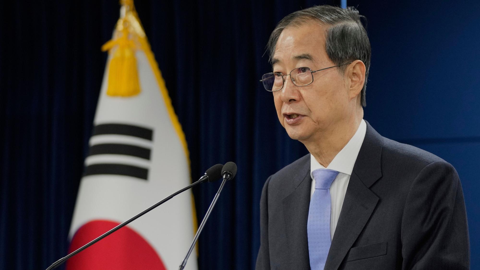 24.03.2025, Südkorea, Seoul: Han Duck Soo, Premierminister von Südkorea, spricht während eines Briefings im Regierungskomplex in Seoul, Südkorea. Foto: Ahn Young-joon/AP Pool/dpa +++ dpa-Bildfunk +++