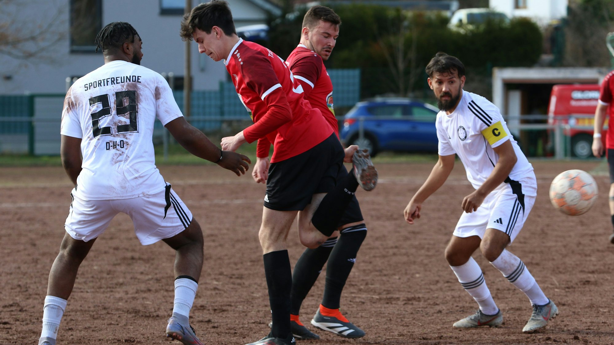 Mit der Hacke spielt ein Spieler den Ball. Mitspieler und Gegenspieler schauen überrascht.