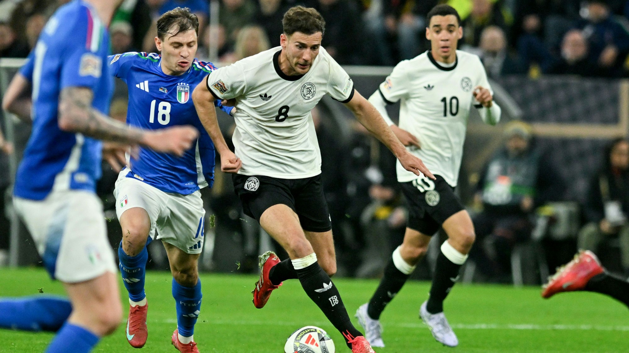23.03.2025, Nordrhein-Westfalen, Dortmund: Fußball: Nations League A, Deutschland - Italien, Play-off-Runde, Viertelfinale, Rückspiele, Signal Iduna Park, Deutschlands Leon Goretzka (M) wird von Italiens Nicolo Barella (l) verfolgt. Foto: Bernd Thissen/dpa +++ dpa-Bildfunk +++
