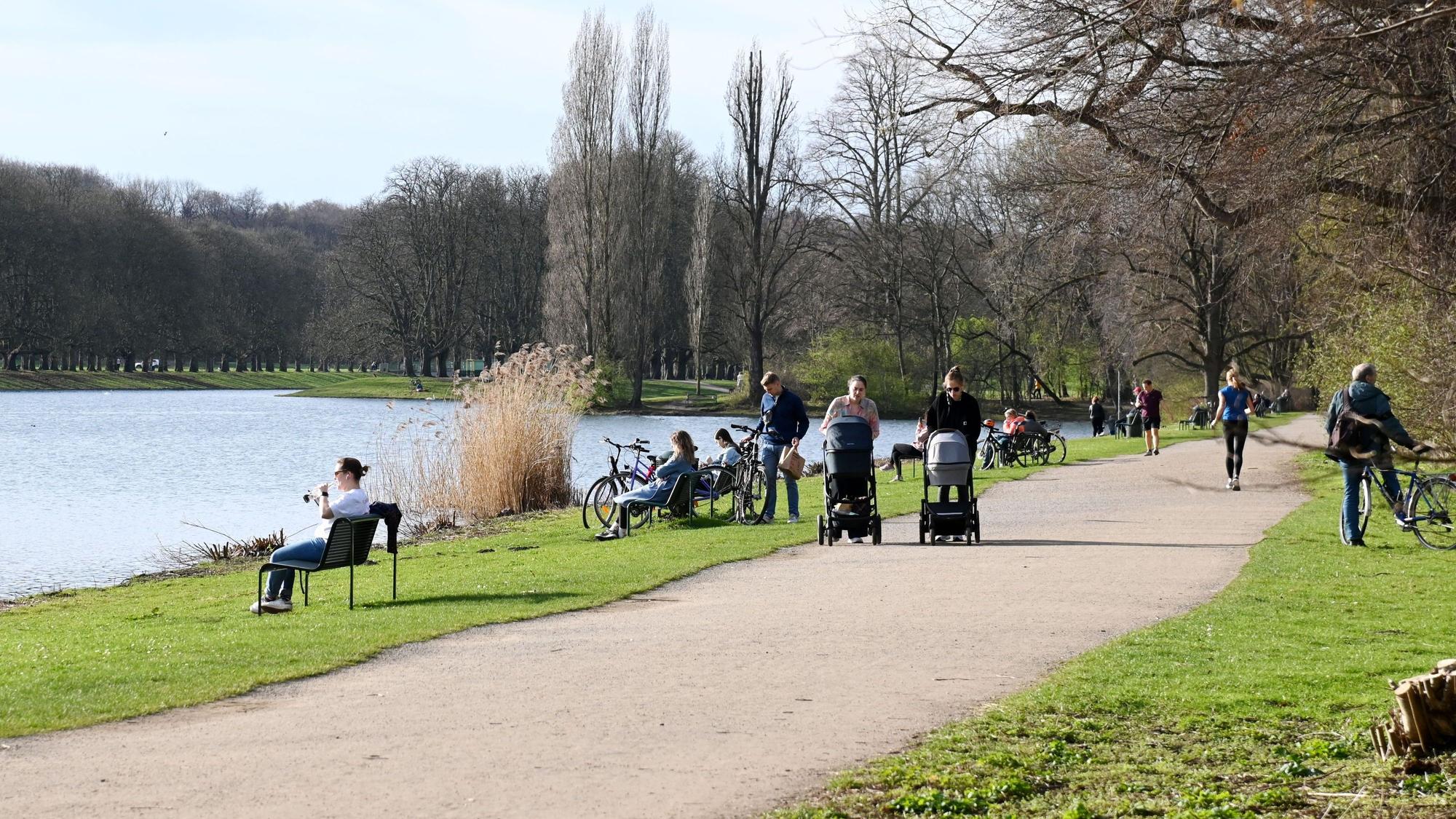Spaziergänger am Decksteiner Weiher