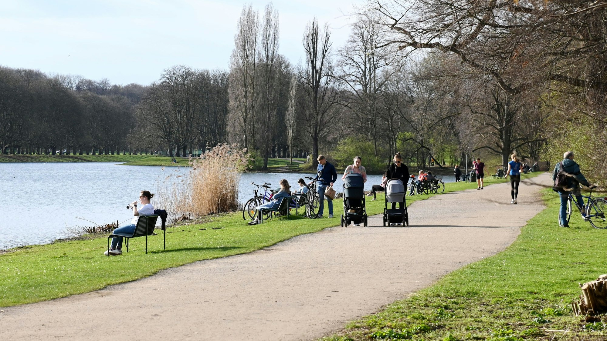 Spaziergänger am Decksteiner Weiher