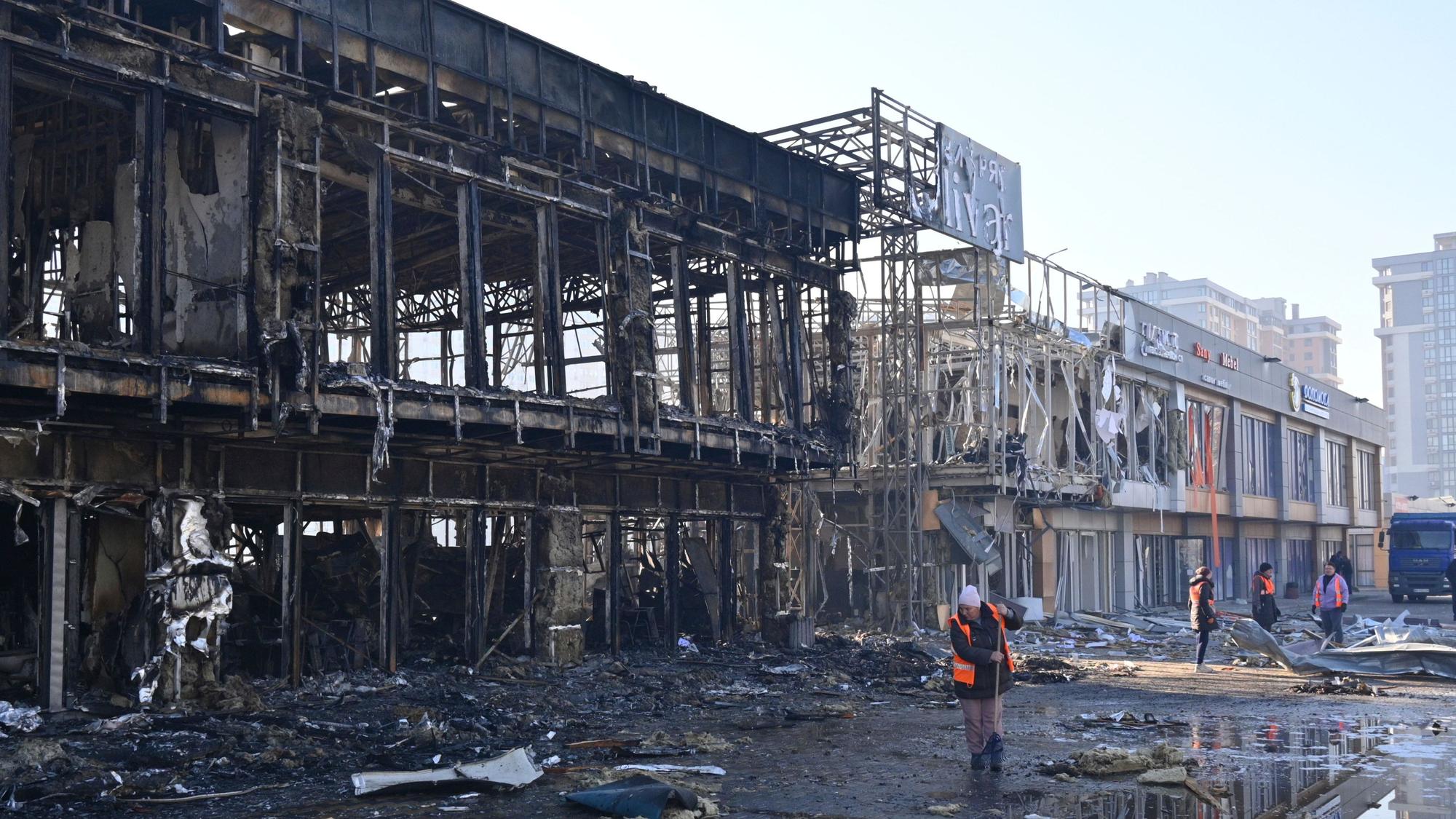 ARCHIV - 21.03.2025, Ukraine, Odessa: Städtische Arbeiter räumen auf, nachdem russische Drohnen während des nächtlichen Angriffs Geschäfte getroffen haben. (zu dpa: «Was die US-Gespräche mit Kiew und Moskau in Riad bringen») Foto: Michael Shtekel/AP/dpa +++ dpa-Bildfunk +++