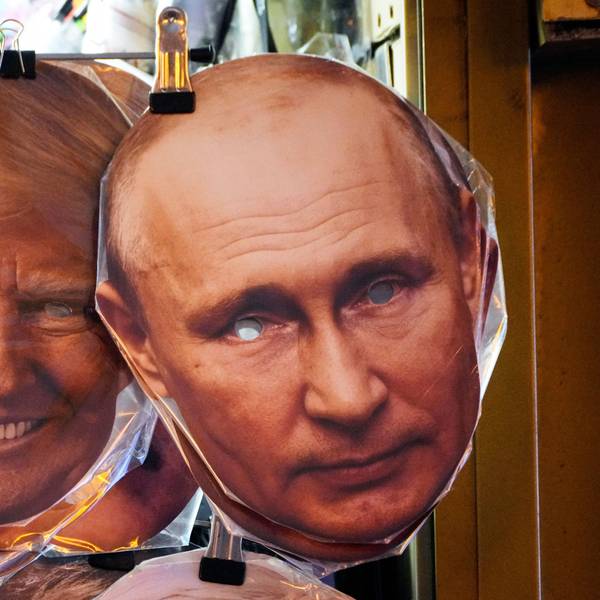 Gesichtsmasken, die Donald Trump und Wladimir Putin darstellen, hängen neben anderen in einem Souvenirladen in St. Petersburg.