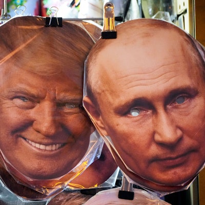 Gesichtsmasken, die Donald Trump und Wladimir Putin darstellen, hängen neben anderen in einem Souvenirladen in St. Petersburg.
