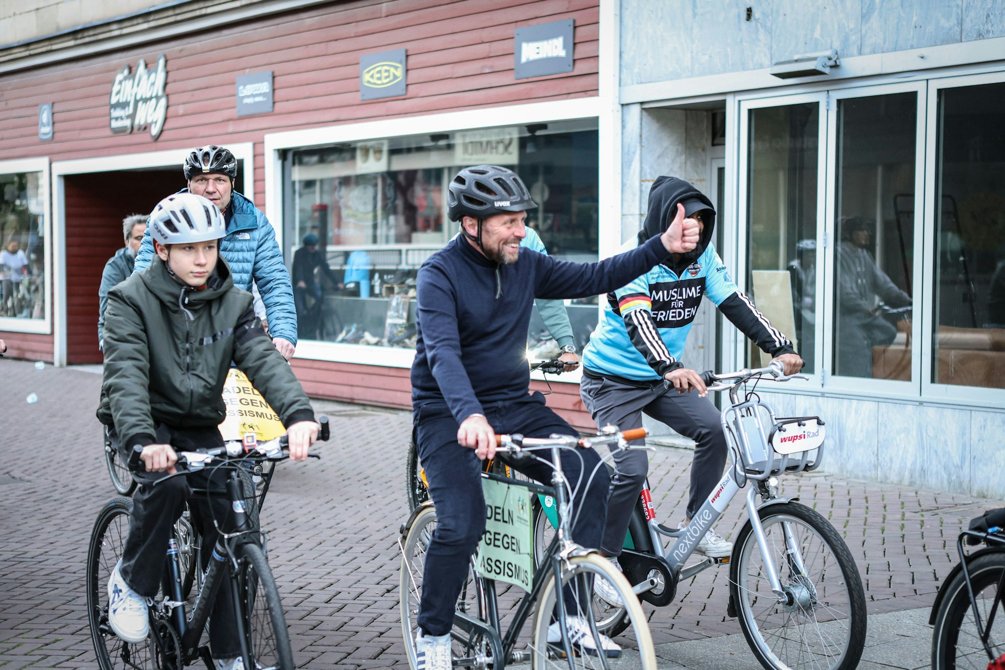 OB Uwe Richrath führte die Fahrradttour „Radeln gegen Rassismus“ an.Dominik Scholz