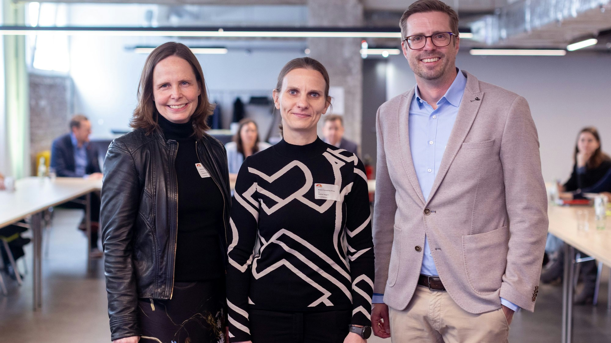 Vorstellung des Wissenschafts-Wirtschaftsbericht Köln 2024 an der Rheinischen Hochschule: Prof. Dr. Claudia Bornemeyer, Präsidentin Rheinischen Hochschule und Sprecherin des KWR Vorstands, Dr. Sabine Siegert von der Boston Consulting Group und Andree Haack, Beigeordneter Stadt Köln