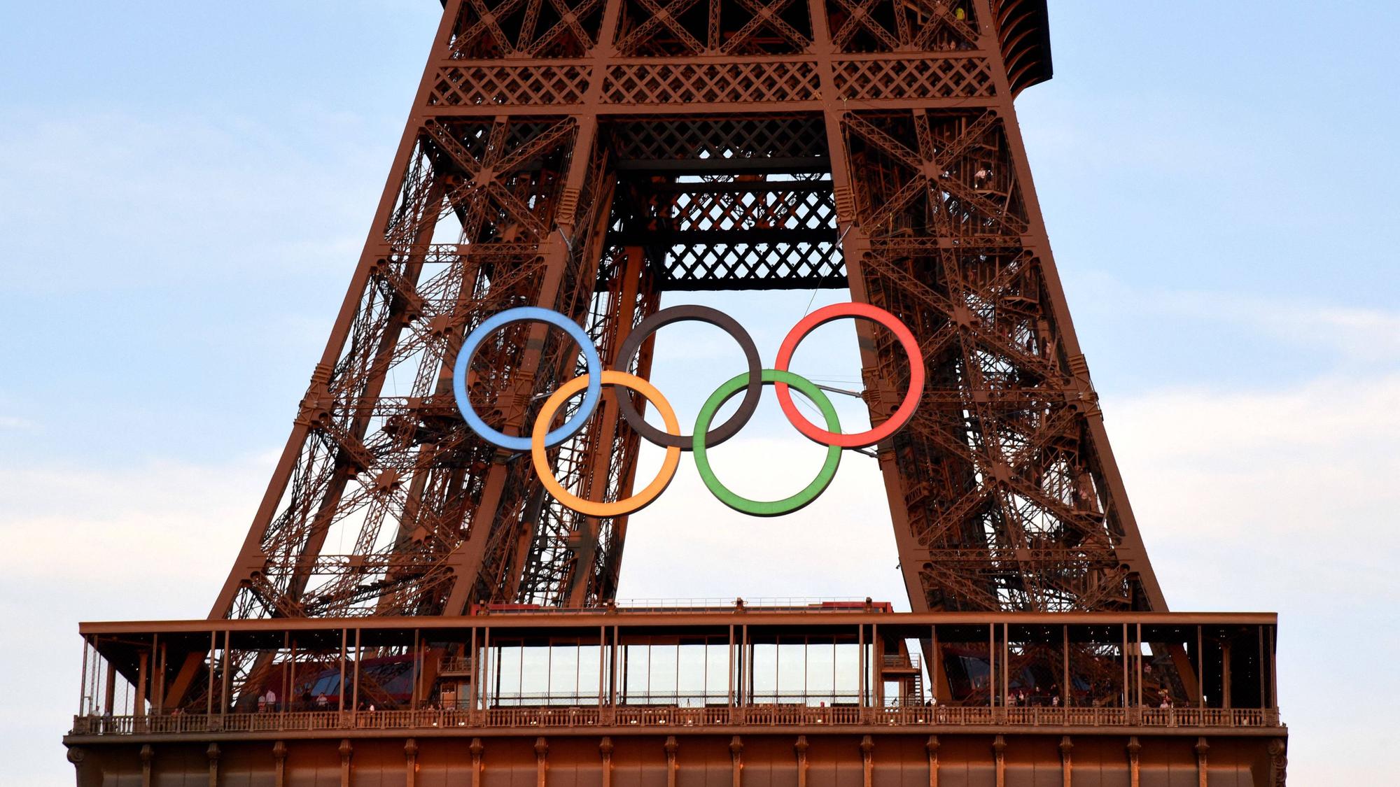 Die Olympischen Ringe am Eiffelturm. 2036 oder 2040 auch in Köln?