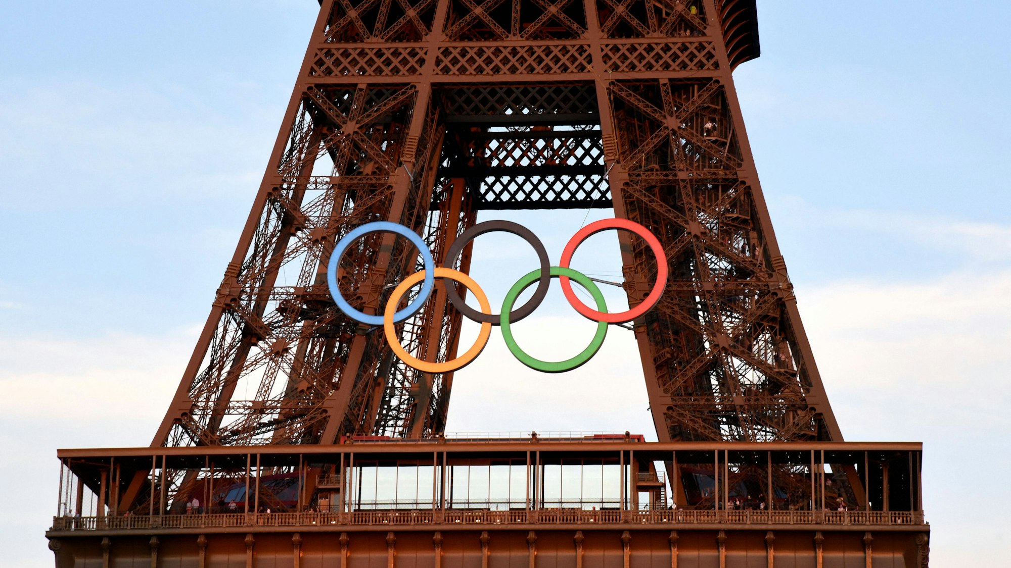 Die Olympischen Ringe am Eiffelturm. 2036 oder 2040 auch in Köln?