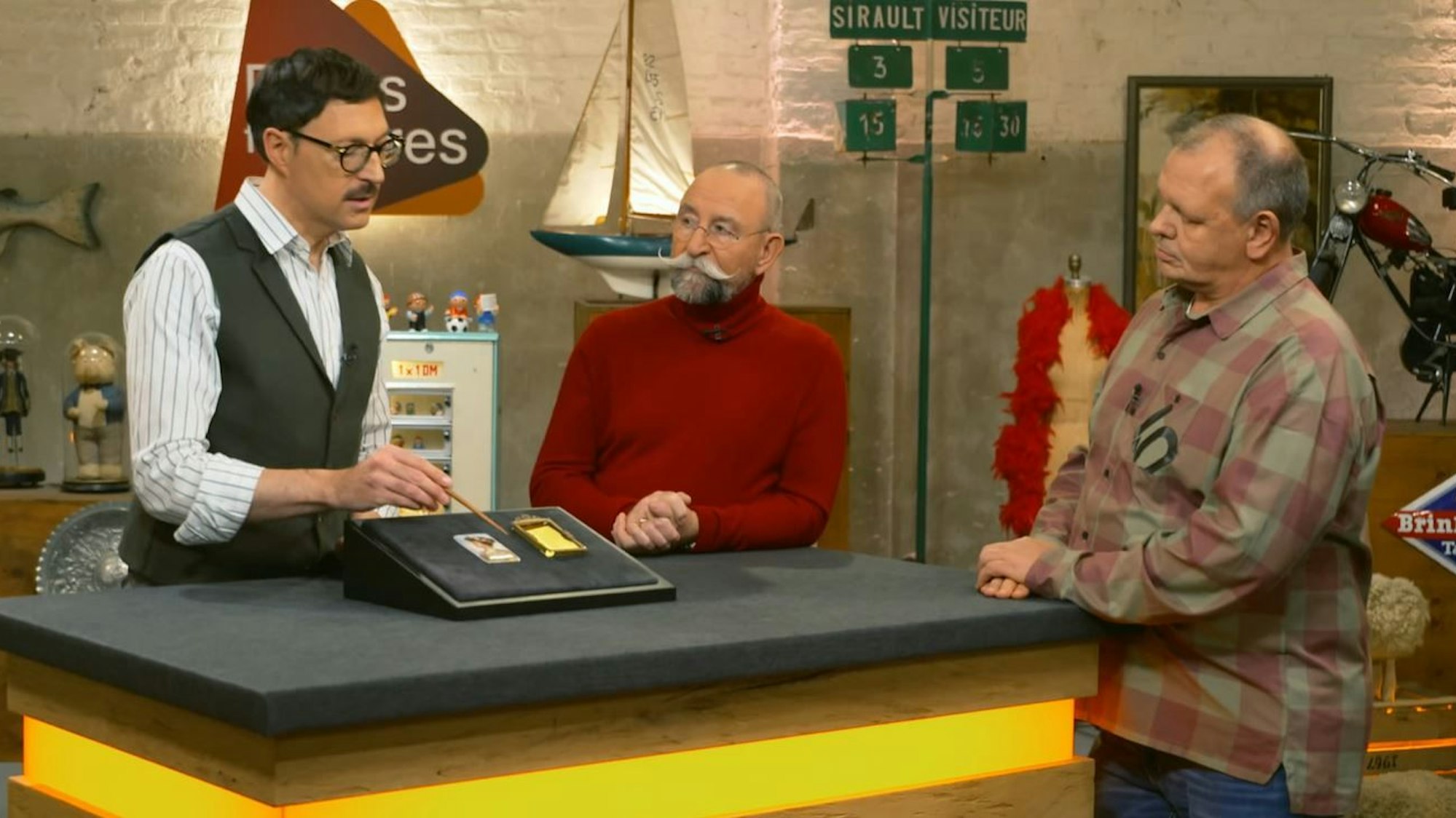 Frank Hilger (v.r.) mit Horst Lichter und Experte Colmar Schulte-Goltz bei „Bares für Rares“.