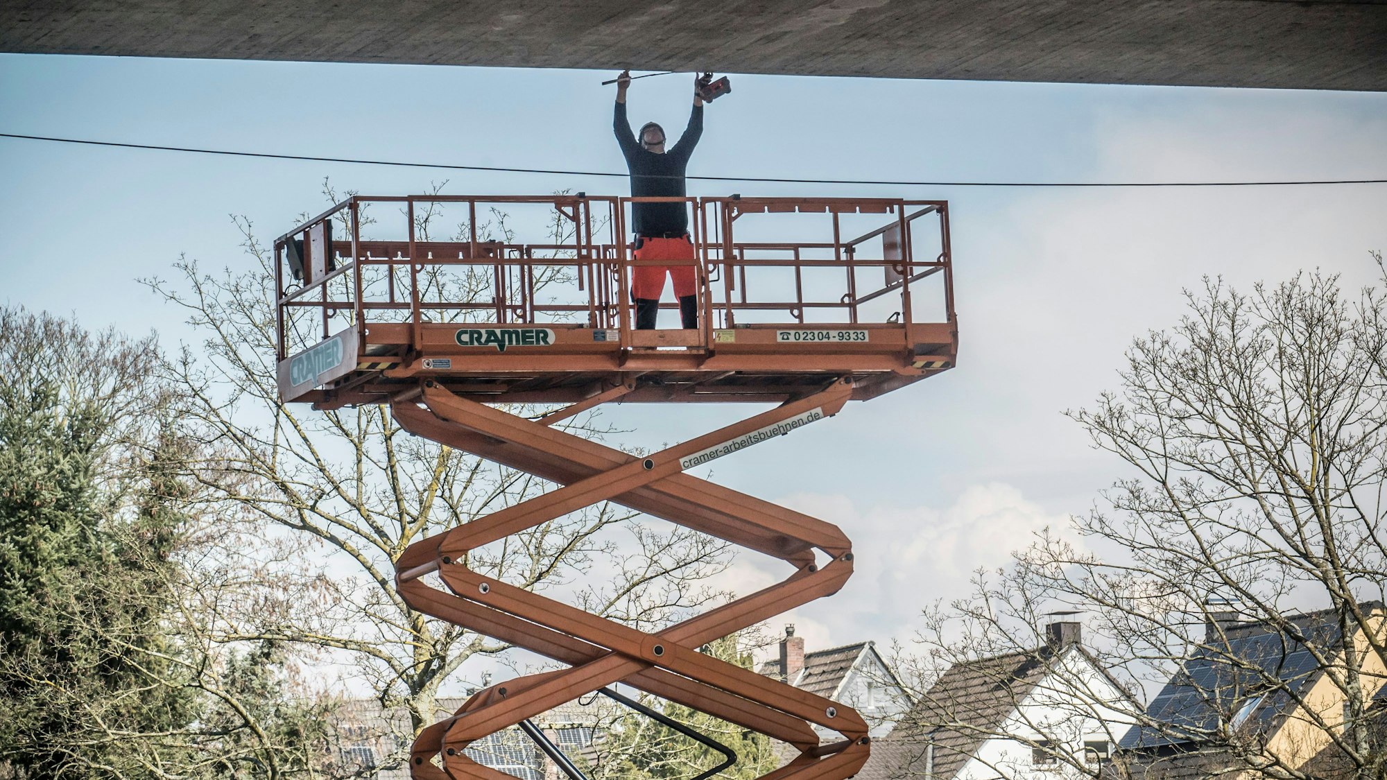 Die Untersuchung des Betons der Stelze hat begonnen.