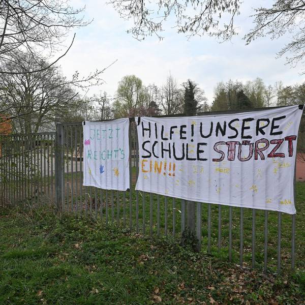 Das Foto zeigt das Protestplakat nach dem Absturz der Deckenlampe