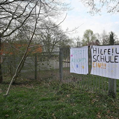 Das Foto zeigt das Protestplakat nach dem Absturz der Deckenlampe