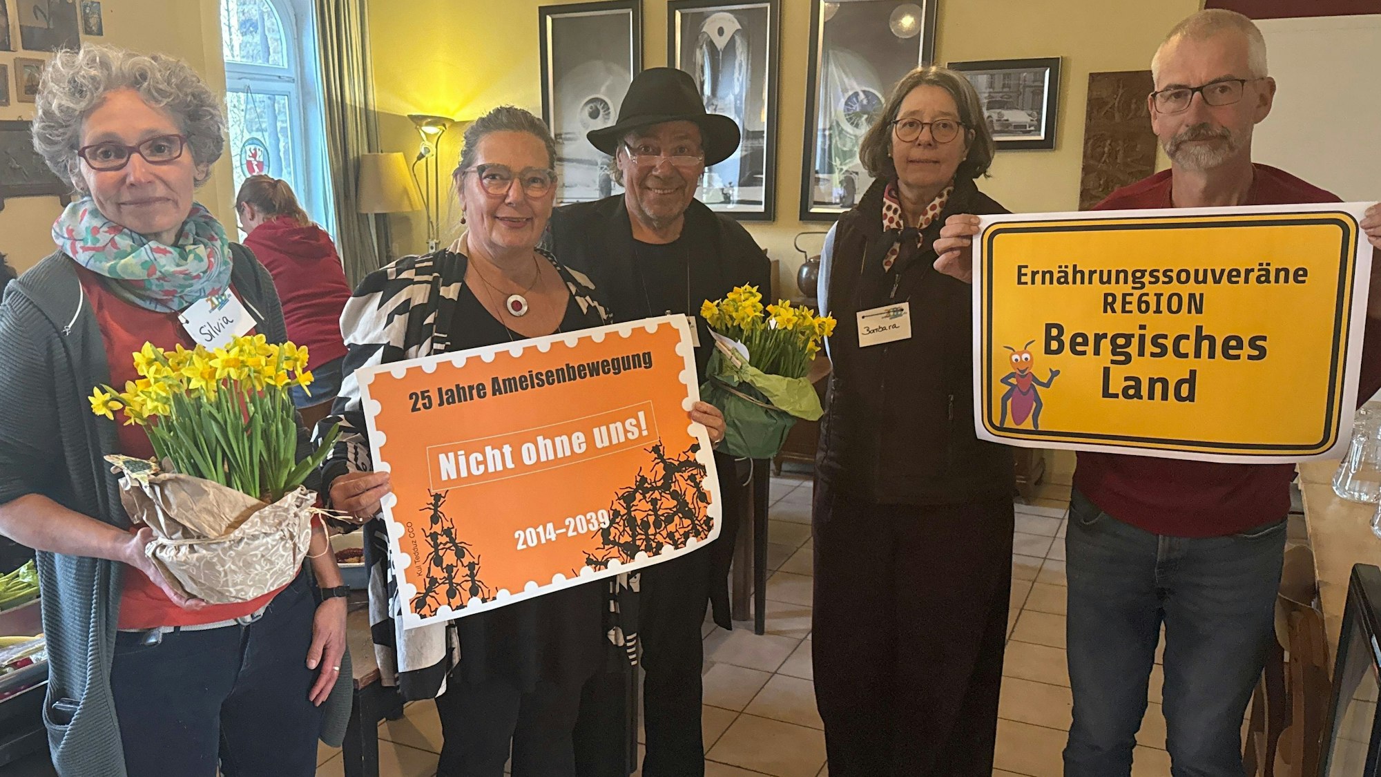 Im Wipperfürther Kloster Ommerborn fand eine Etappe der „Zukunftswerkstatt 2039“ zusammen mit dem Ernährungsrat Bergisches Land statt. Auf dem Foto zu sehen sind (von links) Silvia Fröhning, Katharina Walckhoff, Lutz Dudek, Barbara Steinrück und Michael Müller.