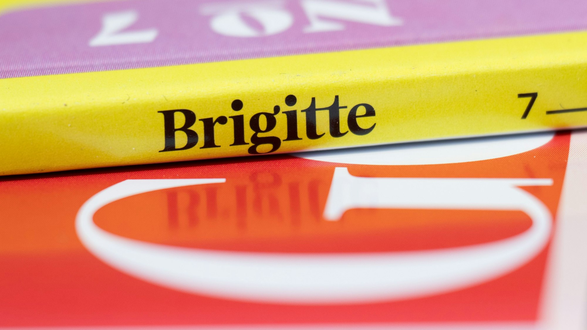 ILLUSTRATION - 24.03.2025, Berlin: Illustration - Die Zeitschriften Brigitte und Gala liegen übereinander. Die beiden Publikationen sowie dei Zeitschrift Eltern werden von RTL an die Funke Mediengruppe verkauft. (zu dpa: «RTL trennt sich von «Brigitte», «Gala» und «Eltern»») Foto: Sebastian Christoph Gollnow/dpa +++ dpa-Bildfunk +++