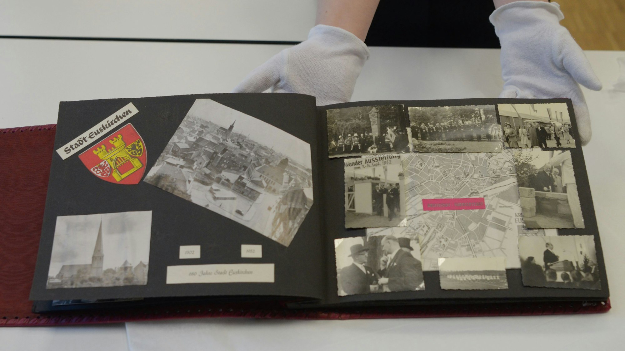 Das Foto zeigt zwei Seiten des Albums mit Schwarz-Weiß-Aufnahmen.