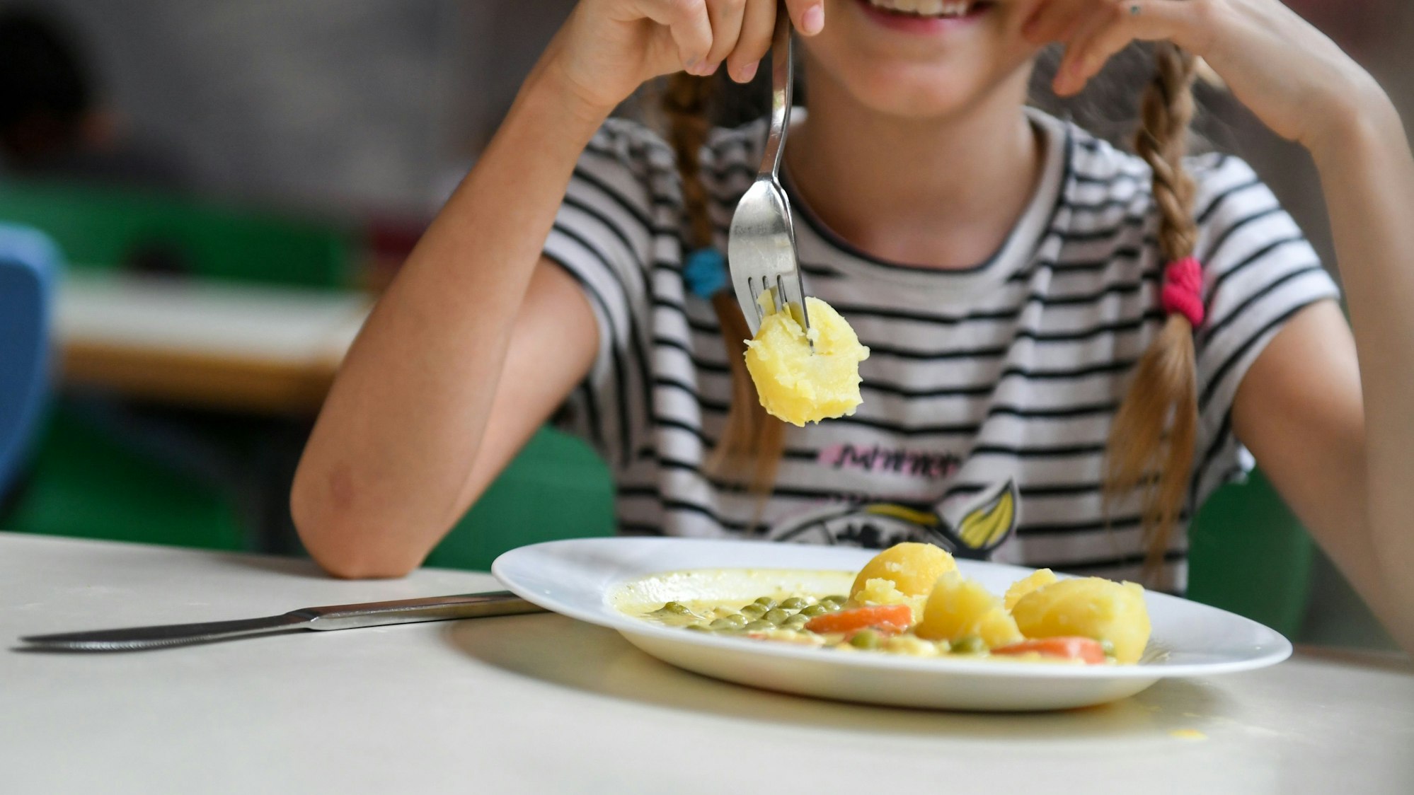 ARCHIV - 07.08.2019, Berlin: Schüler sitzen beim Mittagessen in der Mensa einer Grundschule. (zu dpa: «Linke: Koalition vertagt kostenfreies Schulessen») Foto: Jens Kalaene/dpa-Zentralbild/dpa +++ dpa-Bildfunk +++