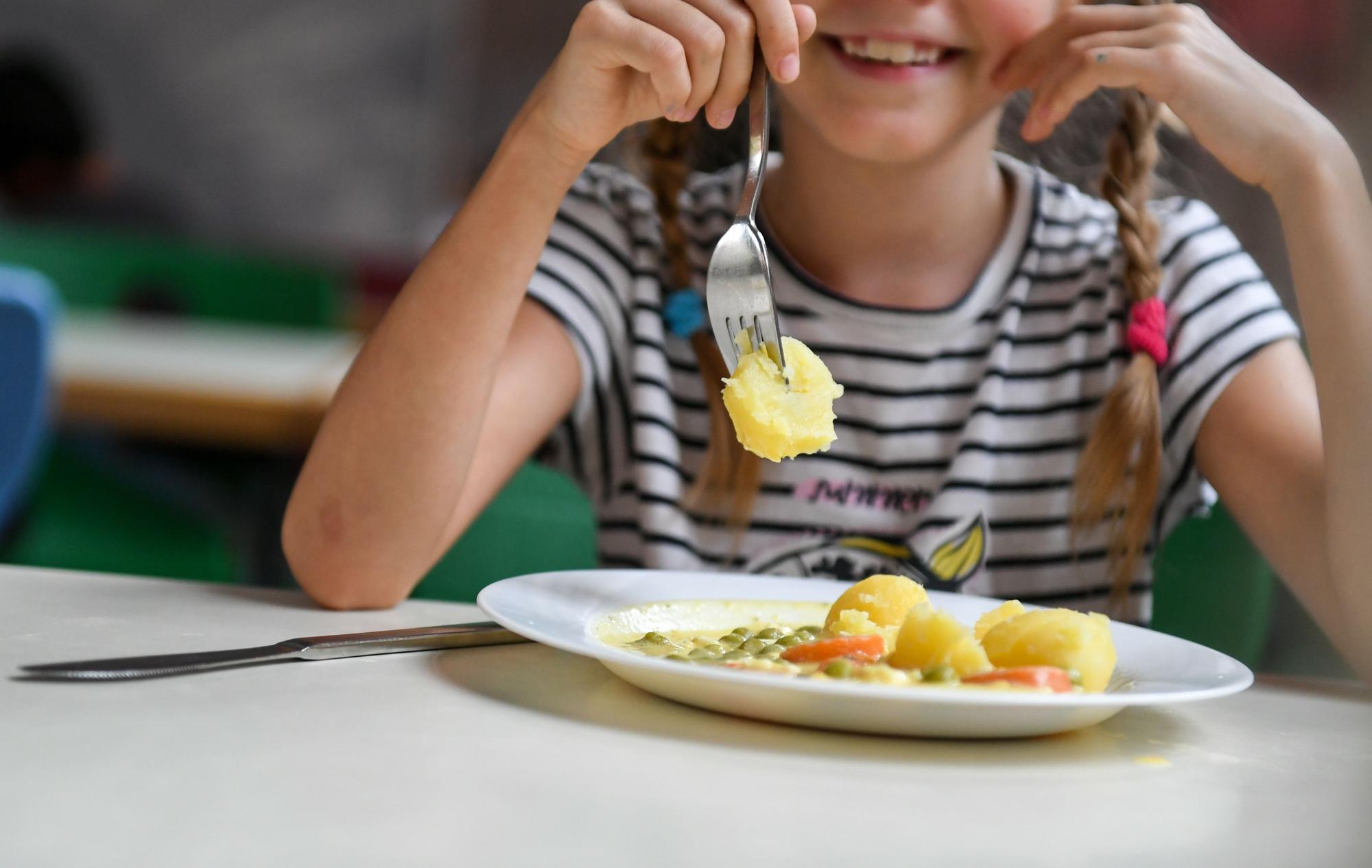 An fünf Kölner Schulen sind rund hundert Kinder am Freitag krank geworden.