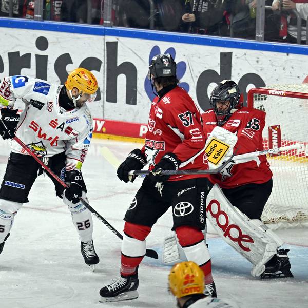 Kölns Torwart Julius Hudacek kassiert das 2:1. Bremerhavens Dominik Uher (l) schaut zu. Foto: Federico Gambarini/dpa +++ dpa-Bildfunk +++