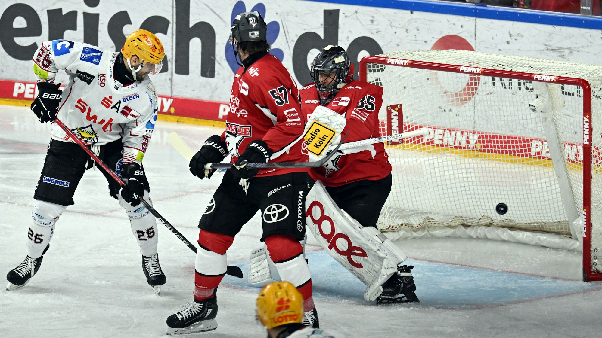 Kölns Torwart Julius Hudacek kassiert das 2:1. Bremerhavens Dominik Uher (l) schaut zu. Foto: Federico Gambarini/dpa +++ dpa-Bildfunk +++
