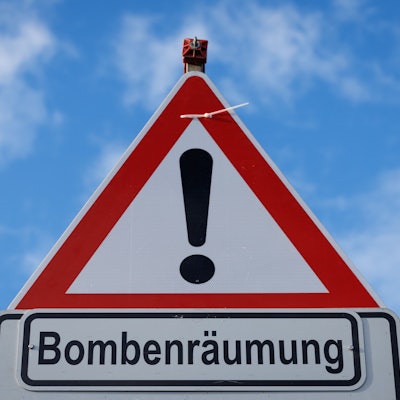 "Bombenräumung" steht auf einem Straßenschild.