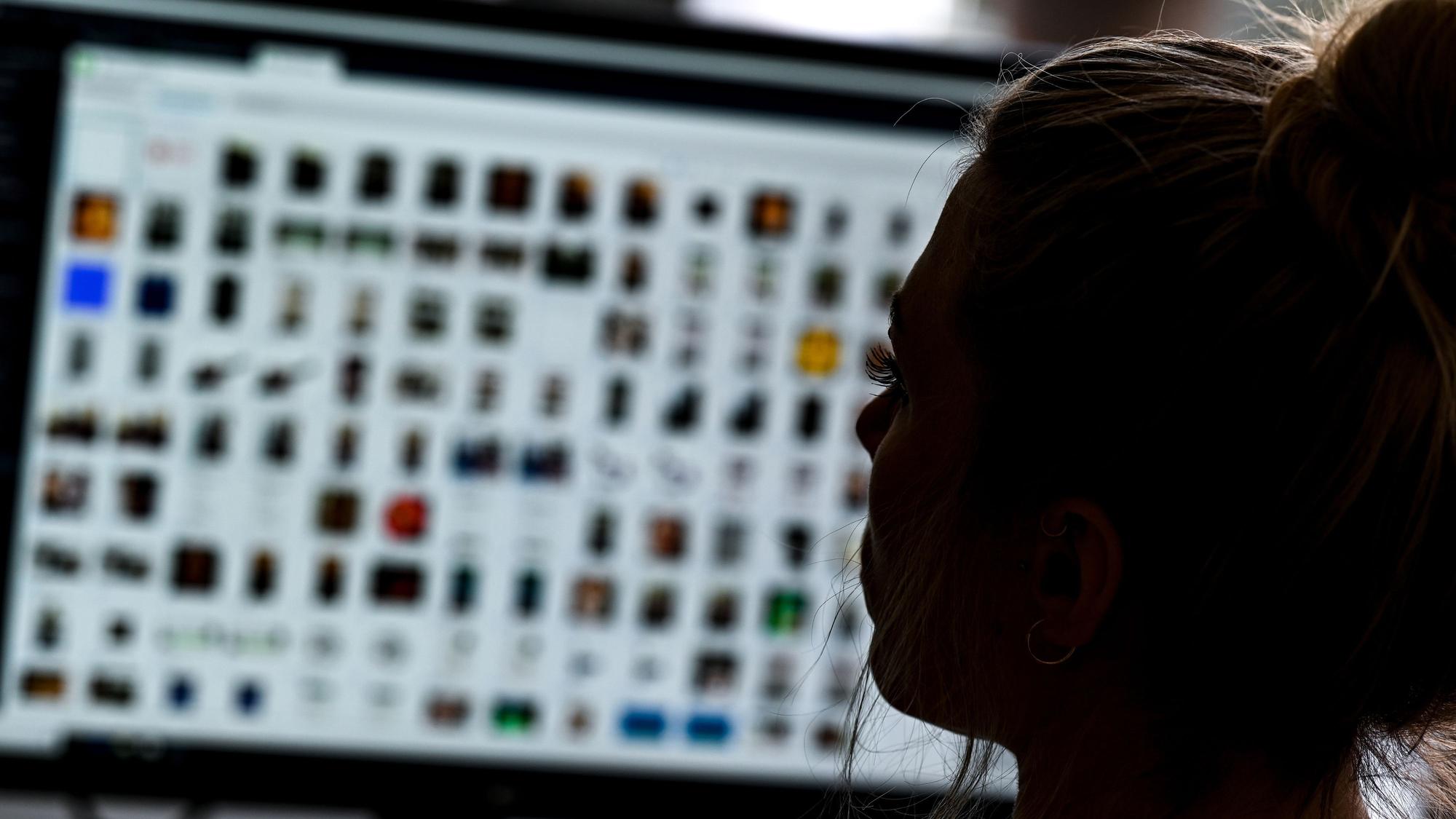 Eine Kriminaloberkommissarin sitzt vor einem Auswertungscomputer bei Ermittlungen zu sogenannter Kinderpornografie und sexuellem Missbrauch.