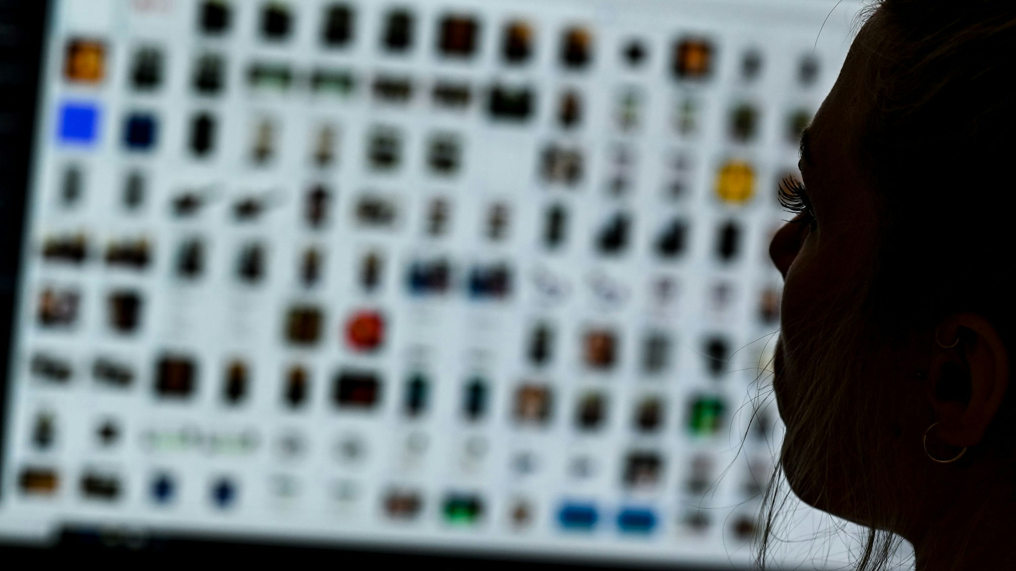 Eine Kriminaloberkommissarin sitzt vor einem Auswertungscomputer bei Ermittlungen zu sogenannter Kinderpornografie und sexuellem Missbrauch. Archivfoto)