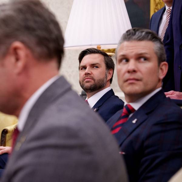 US-Präsident Donald Trump, der nationale Sicherheitsberater Michael Waltz, Vizepräsident J.D. Vance und Verteidigungsminister Pete Hegseth (v.l.) im Weißen Haus. (Archivbild)