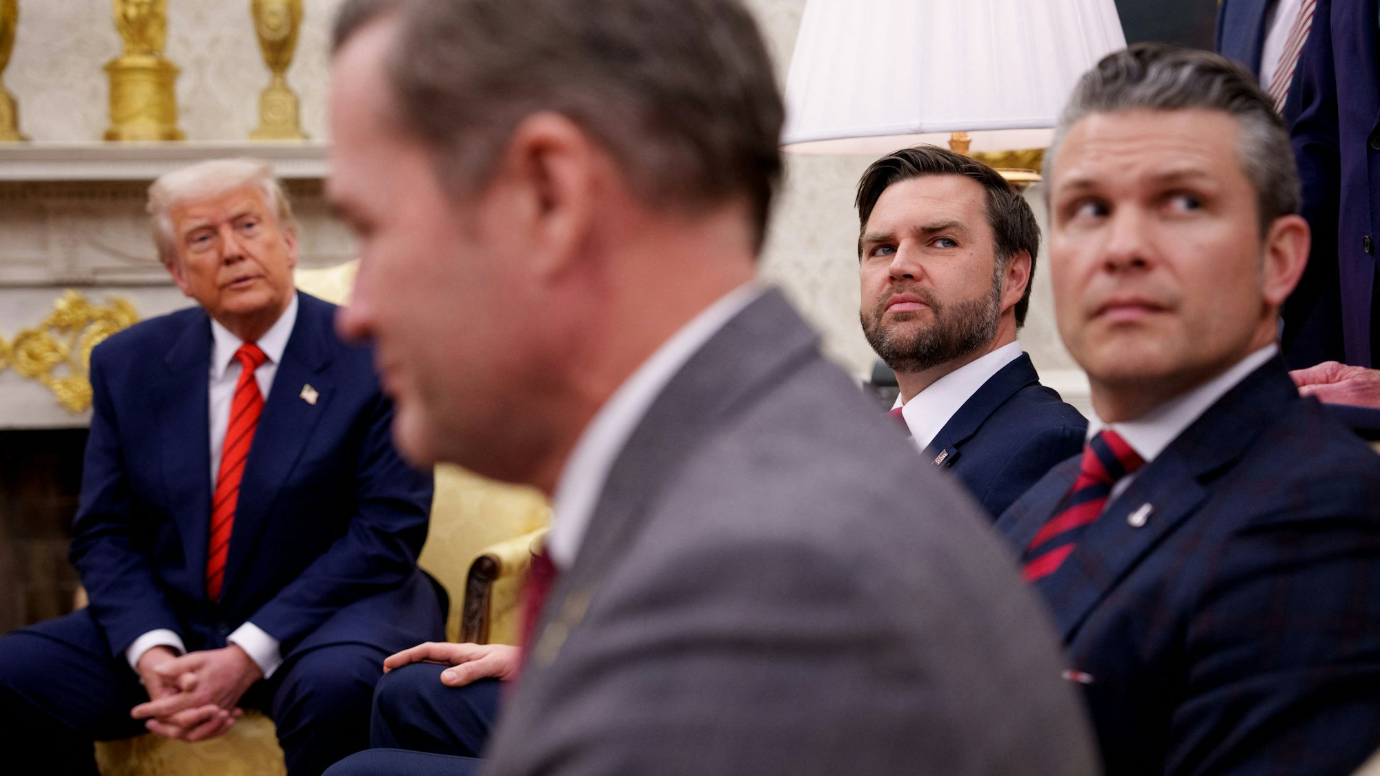 US-Präsident Donald Trump, der nationale Sicherheitsberater Michael Waltz, Vizepräsident J.D. Vance und Verteidigungsminister Pete Hegseth (v.l.) im Weißen Haus. (Archivbild)
