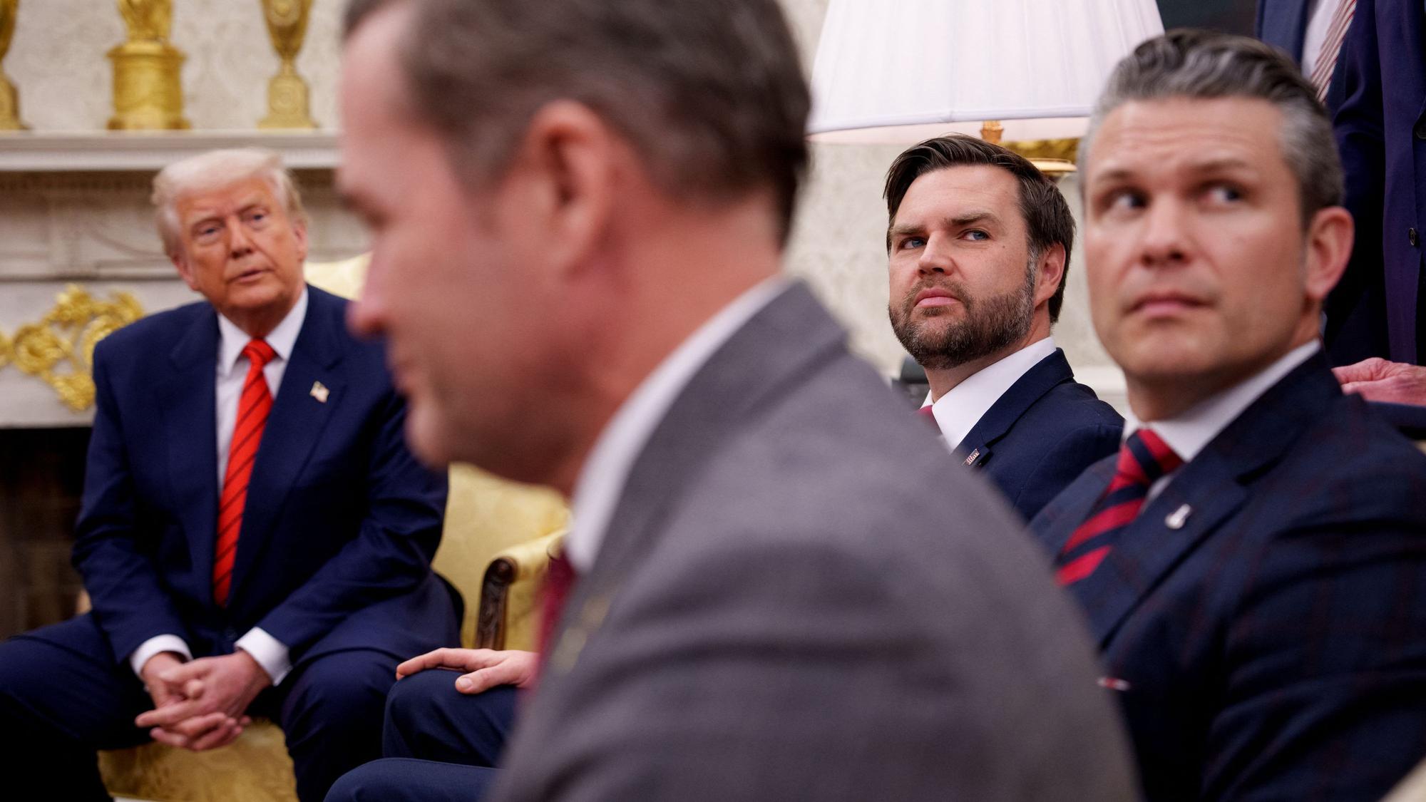 US-Präsident Donald Trump zusammen mit Sicherheitsberater Mike Waltz, Vizepräsident J.D. Vance und Verteidigungsminister Pete Hegseth. (Archivbild)
