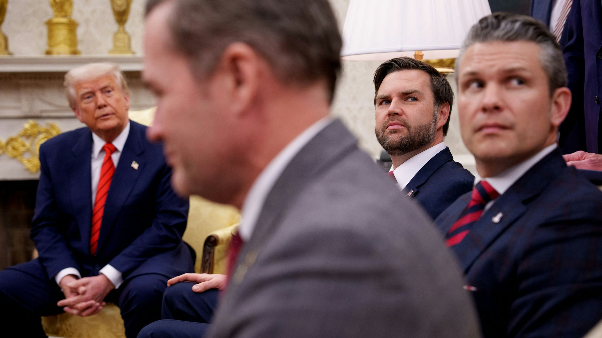 US-Präsident Donald Trump zusammen mit Sicherheitsberater Mike Waltz, Vizepräsident J.D. Vance und Verteidigungsminister Pete Hegseth. (Archivbild)