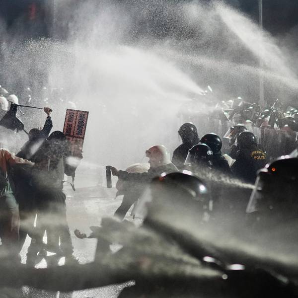 Beamte der Bereitschaftspolizei stoßen mit Demonstranten zusammen, nachdem der Bürgermeister von Istanbul, Imamoglu, verhaftet und ins Gefängnis gesteckt wurde.