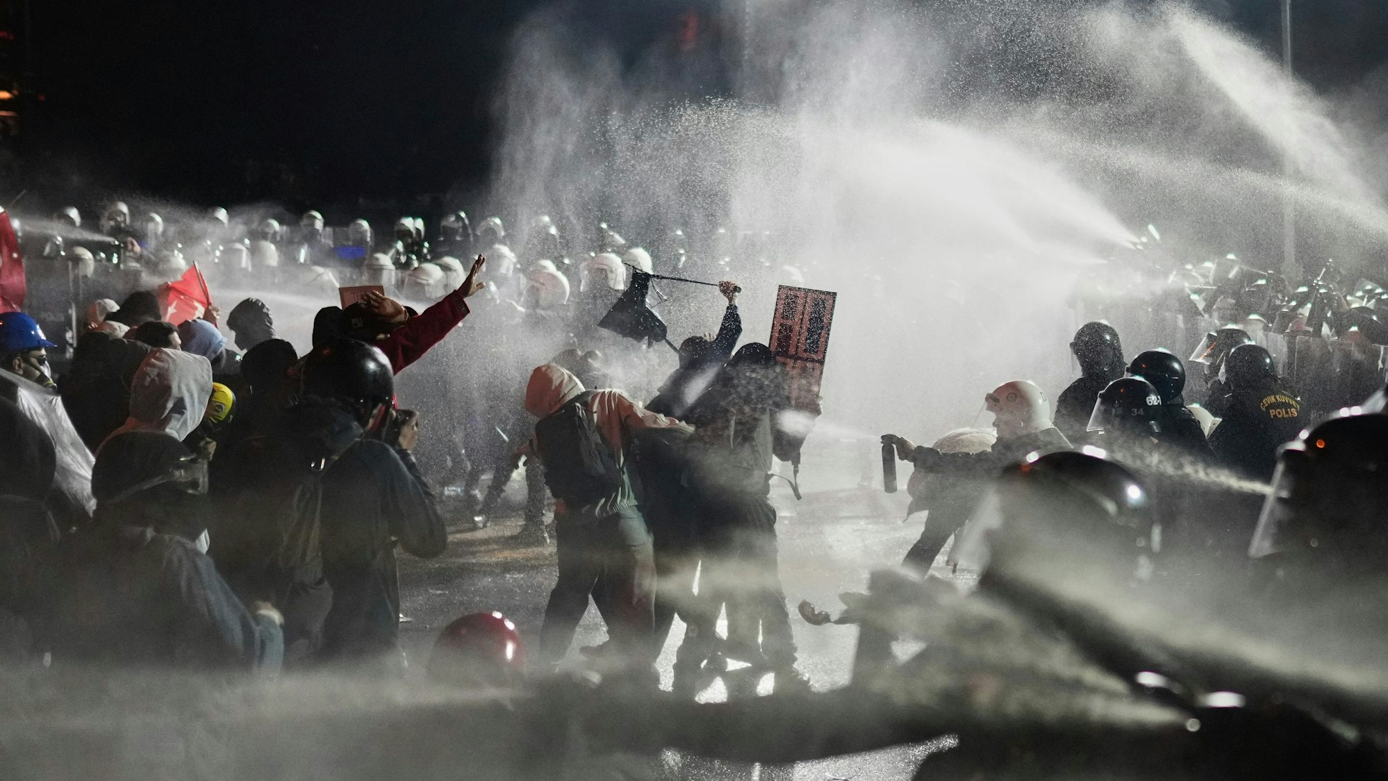 23.03.2025, Türkei, Istanbul: Beamte der Bereitschaftspolizei stoßen mit Demonstranten zusammen.
