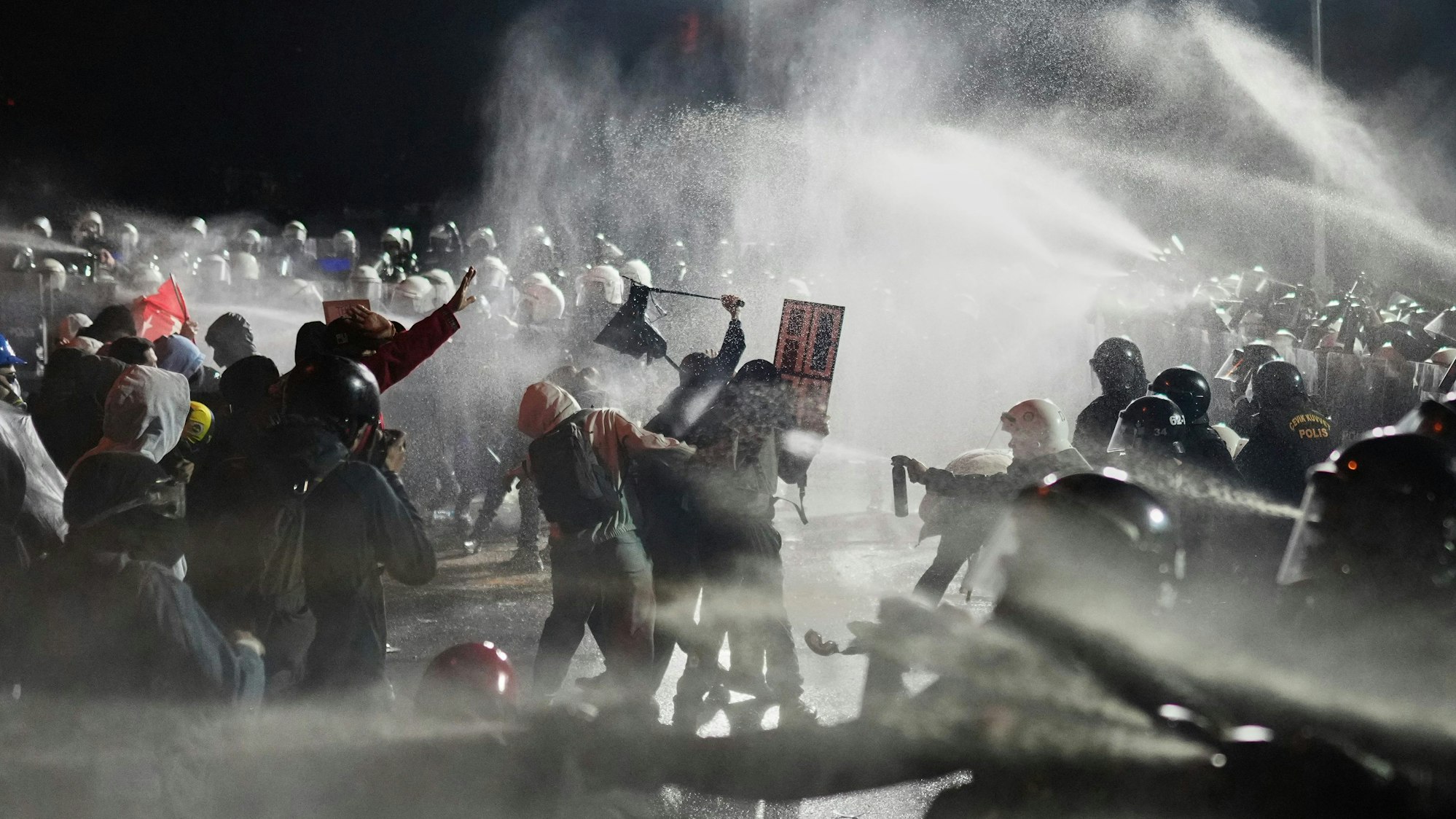Beamte der Bereitschaftspolizei stoßen mit Demonstranten zusammen, nachdem der Bürgermeister von Istanbul, Imamoglu, verhaftet und ins Gefängnis gesteckt wurde.