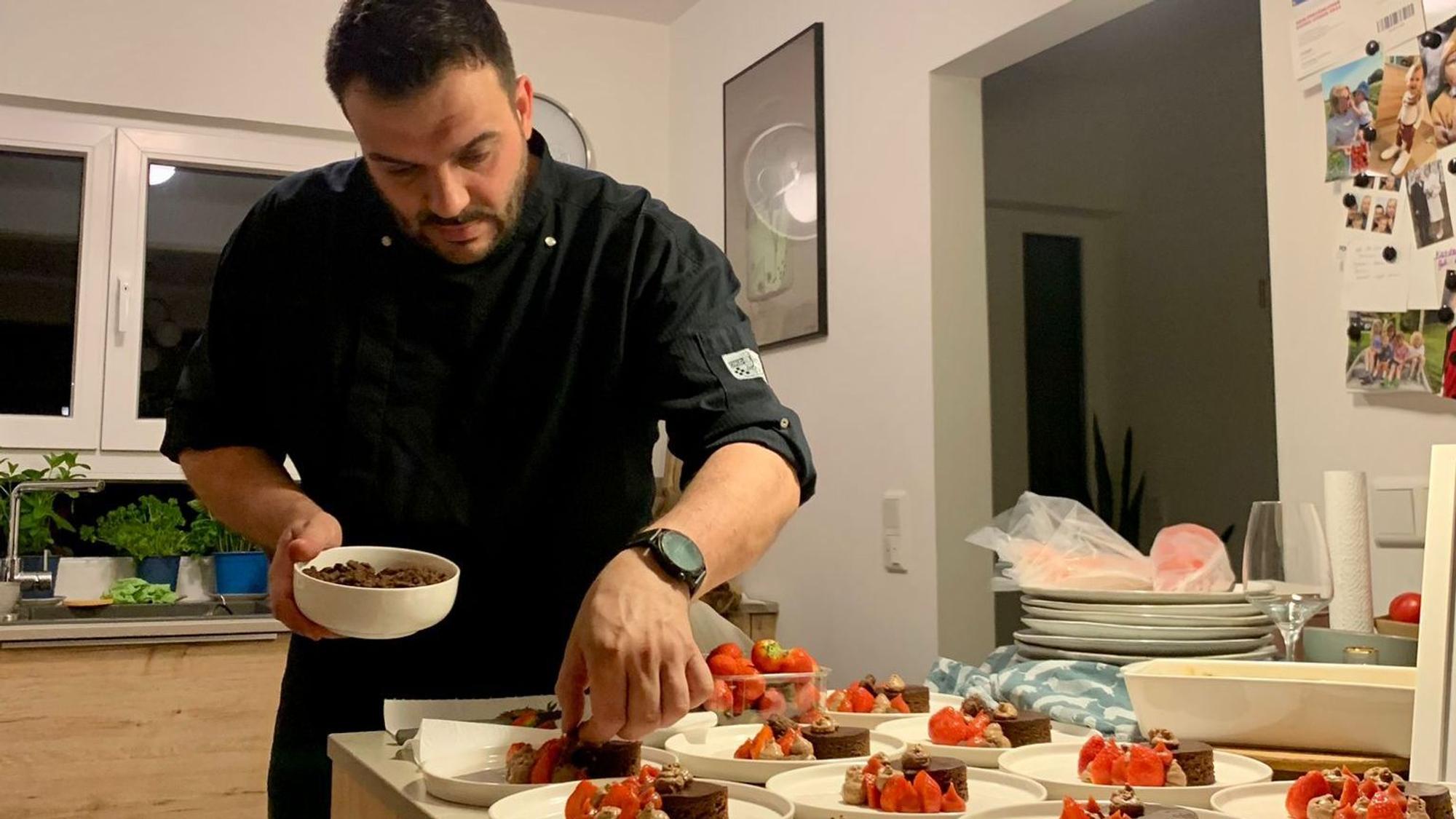 Platz ist in der kleinsten Küche: Koen Arts, der schon in Kölner Sternerestaurants kochte, bietet Menüs in Privathäusern an.