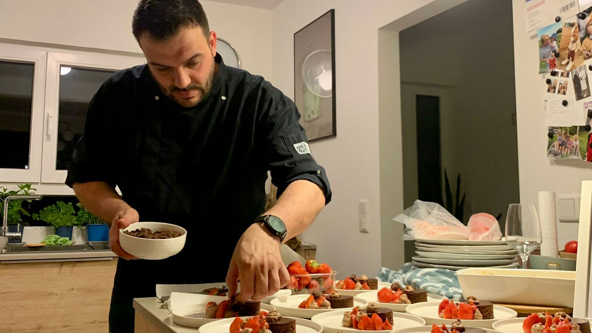 Platz ist in der kleinsten Küche: Koen Arts, der schon in Kölner Sternerestaurants kochte, bietet Menüs in Privathäusern an.